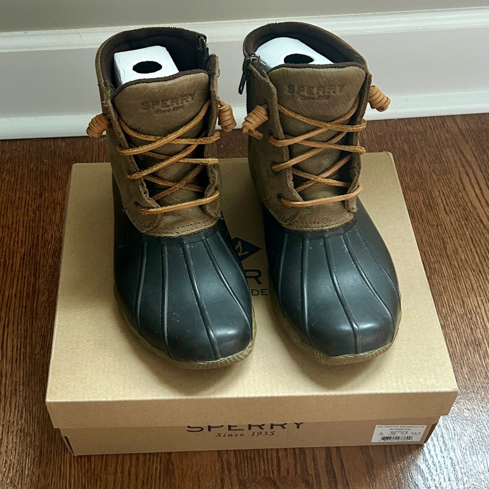 Sperry Women's Saltwater Seasonal Rain Boot in Brown & Olive